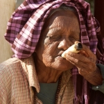 Oude vrouw rookt sigaar, Myanmar