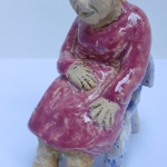 oude vrouw op stoel