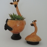Giraffe met kind pot