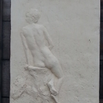 Relief Meisje op boomstronk