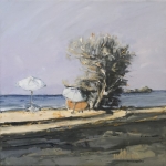 Boom en parasols aan zee