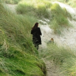 Vrouw en kind in de duinen