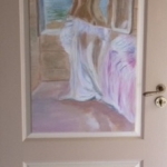 Deurschildering portret vrouw uitkijkend over zee.