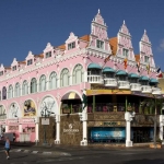 Roze gebouw Oranjestad Aruba