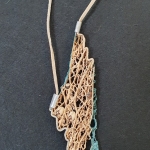 Heilig boontje ingebed in vezelstructuur