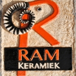 gevelsteen met logo Ramkeramiek