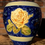 Urn beschilderd met roos