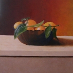 Mandarijnen met blad in blauwe schaal