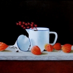 Oude melkkan en trechter met lampionbloemen