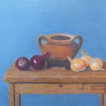 Oud tafeltje met oud kookpotje (grape) en uien