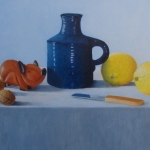 Blauwe kan met citroenen, walnoten en speelgoed varkentje