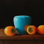 Kakivruchten met blauwe vaas