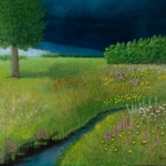 Donkere lucht boven landschap met veldbloemen