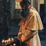 Biddende pater
