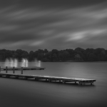 Steiger met bewogen zeilbootjes