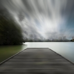 Winderig weer nabij het meer