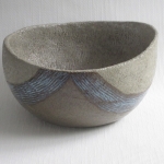 Schaal met blauwe lijnen