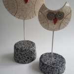 Twee uilen op granito- sokkel