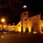 De Vischpoort en de Vischmarkt in de avond