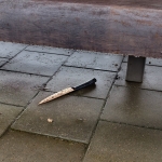 Mes onder bank op station