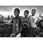 Drie lachende meiden Angola