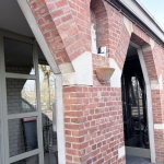 Situering nis met Maria en kind Jezus en 'BeeldMoe'