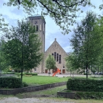 Het getraliede venster van de Sint-Jozefkerk, ook Kerktheater, in Heide-Kalmthout 
