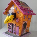 Vogelhuisje met vrolijke vogel