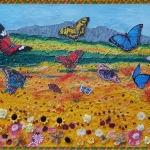 Berglandschap met gele bloemen en vlinders