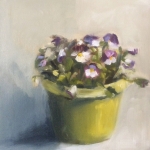 Violen in groene pot