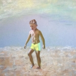 Jongen lopend op het strand