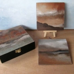 Kistje met twee schilderijtjes