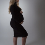 Aanstaande moeder in zwarte jurk