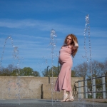 Aanstaande moeder achter fonteinen