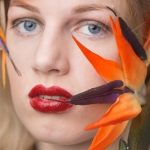 Meisje met papegaai bloemen