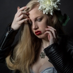 Meisje met grote bloem in haar