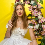 Meisje bij ladder in bloemenzee