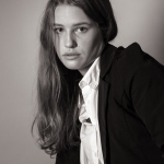 Model met haren opzij