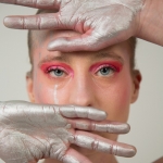 Model met zilveren handen.