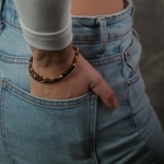 Armbanden op achterwerk