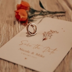 Trouwkaart, bloem en ring
