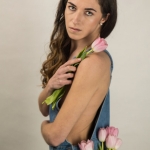 Met tulpen in tuinbroek