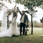 Bruidspaar juicht na ceremonie