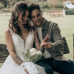 Bruidspaar kijkt naar ring