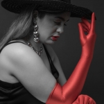 Model met rode handshoenen