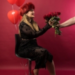 Model krijgt Valentijnboeket