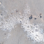 Schuim op het strand 