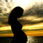 Zwangerschap bij ondergaande zon.