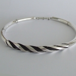 zilveren halssieraad: vier verbonden