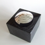 dubbele spiraal op sokkel